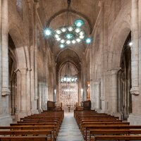 Del teu costat, fontana cristal·lina, de vida, fas brollar; dels dons divins, l’església pelegrina, sadolles a l’altar.